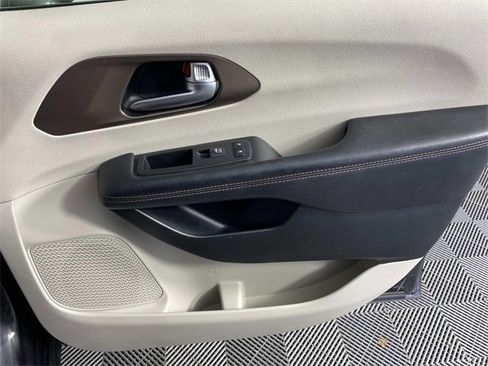 Used 2018 Chrysler Pacifica Touring-L image 25