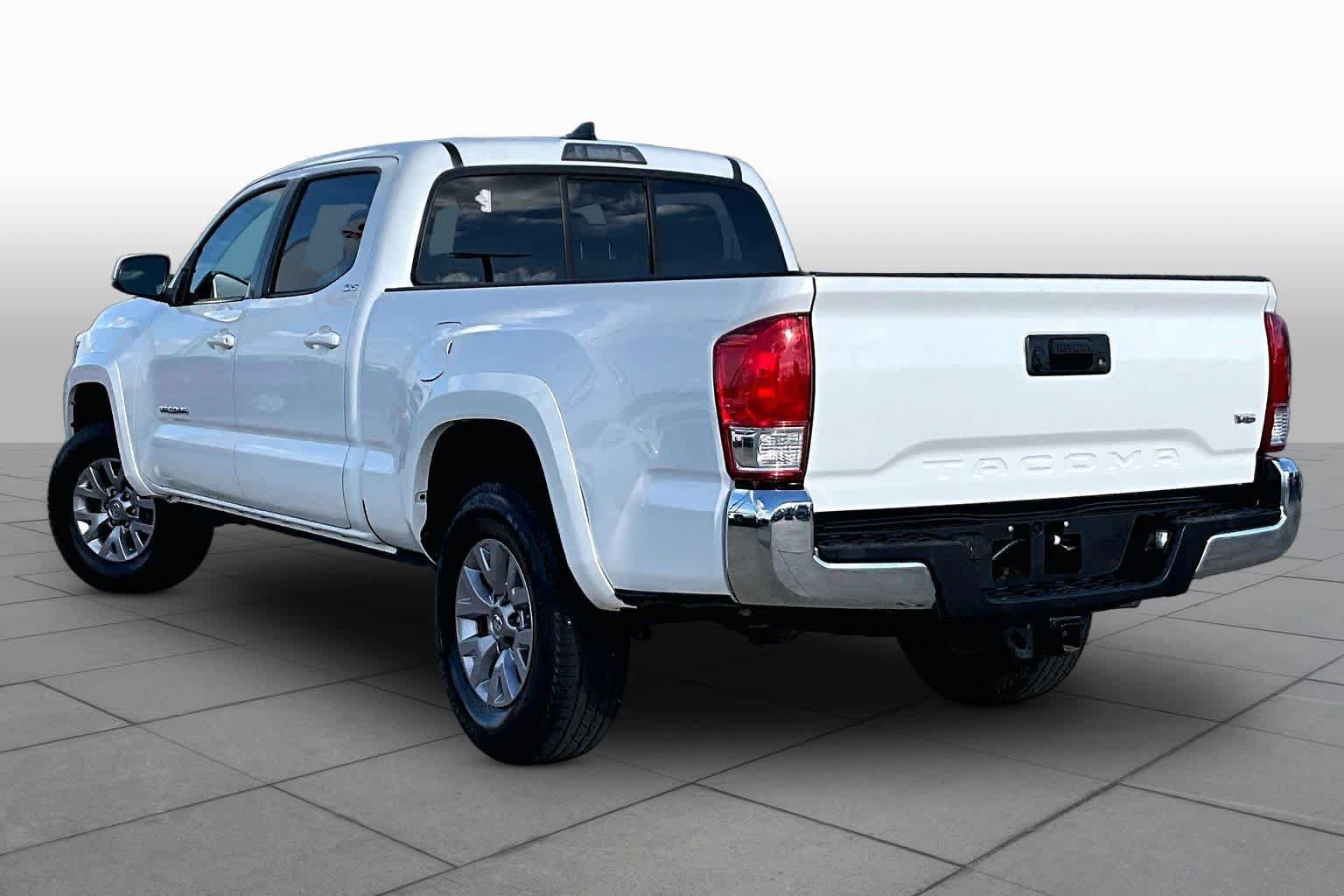 Used 2017 Toyota Tacoma SR5 w/ Tow Package RWD image 11