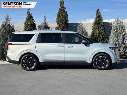 Used 2025 Kia Carnival EX image 11