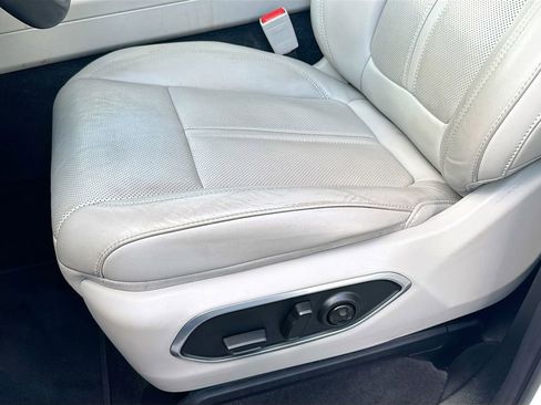 Used 2023 Jeep Wagoneer L Base image 21