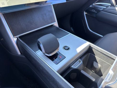 New 2025 Land Rover Range Rover Long Wheelbase SE image 12