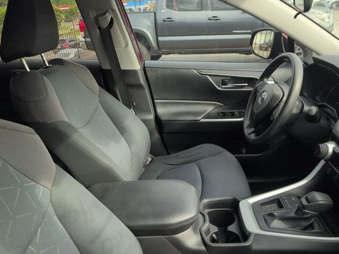 Used 2019 Toyota RAV4 XLE w/ Convenience Package FWD image 2