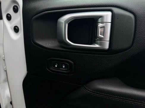 Used 2019 Jeep Wrangler Unlimited Sahara image 15