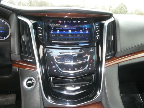 Used 2016 Cadillac Escalade Luxury image 22