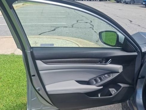 Used 2018 Honda Accord EX image 9