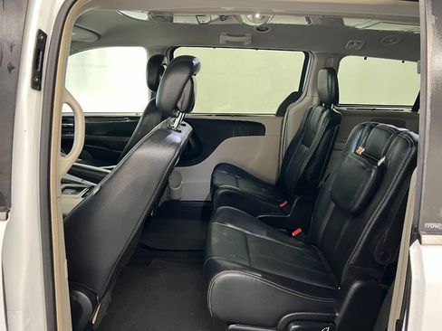 Used 2014 Chrysler Town & Country Touring FWD image 9