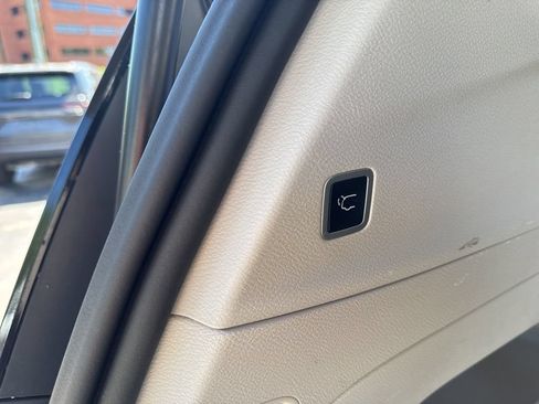 Used 2023 Chrysler Pacifica Touring-L FWD image 16