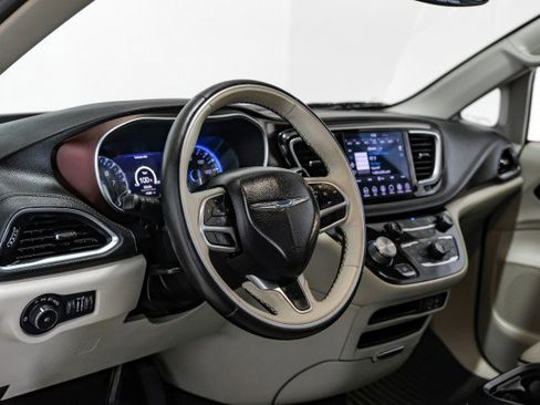 Used 2020 Chrysler Pacifica Limited image 12