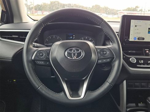 Used 2025 Toyota Corolla Cross LE image 15
