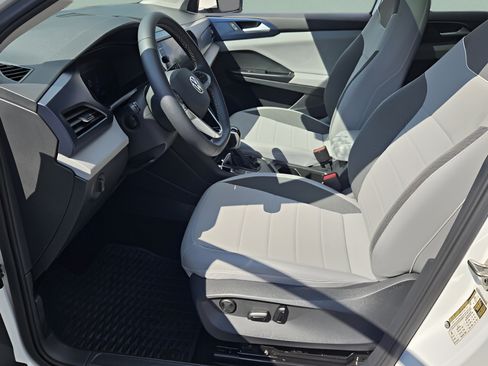 Used 2023 Volkswagen Taos SE w/ Panoramic Sunroof Package FWD image 12