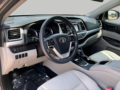 Used 2018 Toyota Highlander LE FWD image 17