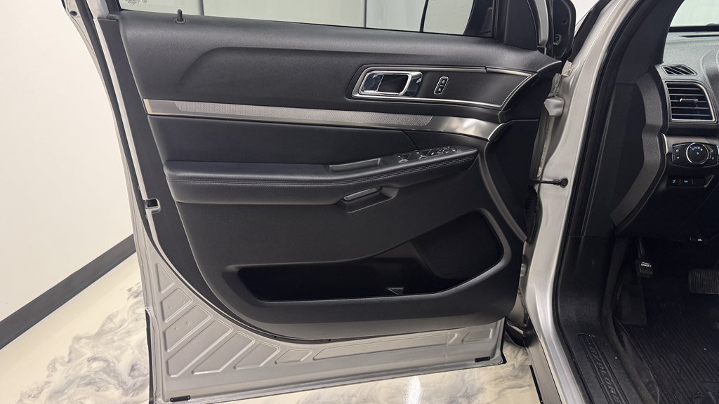 Used 2018 Ford Explorer XLT w/ Equipment Group 202A AWD/4WD image 14