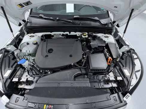 Used 2025 Volvo XC40 B5 Core image 7