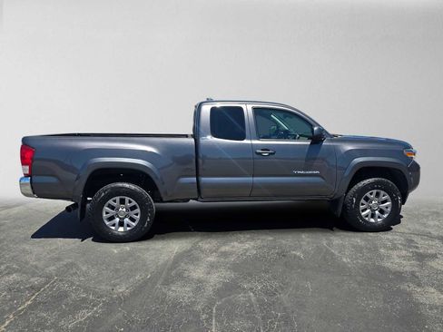 Used 2017 Toyota Tacoma SR5 AWD/4WD image 2