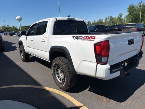 Used 2019 Toyota Tacoma TRD Off-Road w/ Technology Package AWD/4WD image 14