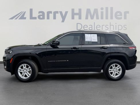 Used 2023 Jeep Grand Cherokee Laredo AWD/4WD image 2