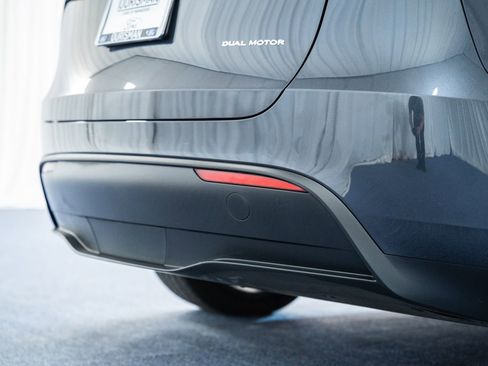 Used 2024 Tesla Model Y Long Range image 18