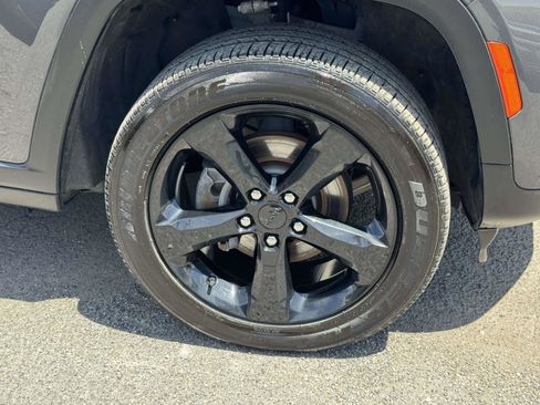 Certified 2025 Jeep Grand Cherokee Altitude AWD/4WD image 9