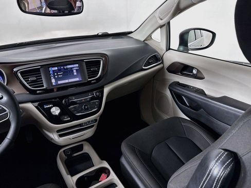 Used 2023 Chrysler Voyager LX FWD image 23
