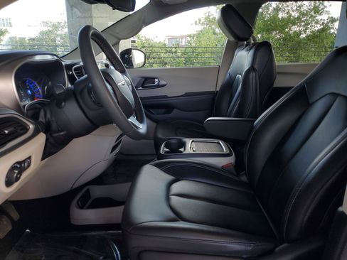 Certified 2024 Chrysler Pacifica Limited FWD image 17
