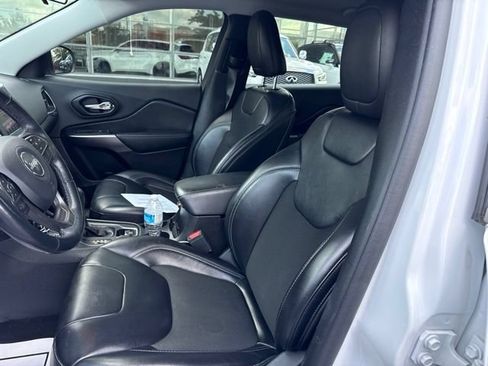Used 2020 Jeep Cherokee Latitude Plus w/ Cold Weather Group AWD/4WD image 3