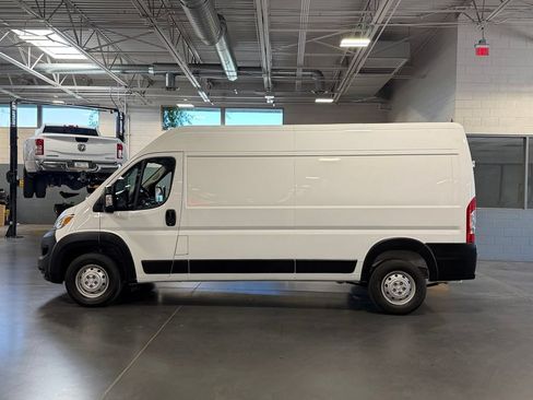 Used 2024 RAM ProMaster 2500 w/ Convenience Group FWD image 10