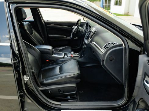 Used 2018 Chrysler 300 Limited RWD image 36