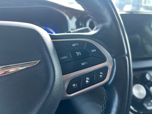 Used 2022 Chrysler Pacifica Limited w/ Uconnect Theater Family Group image 21