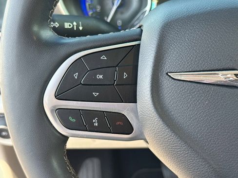 Used 2023 Chrysler Pacifica Touring-L FWD image 31