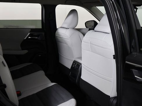 New 2025 Mitsubishi Outlander SE image 30