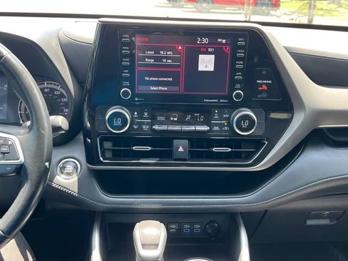 Used 2022 Toyota Highlander LE FWD image 17