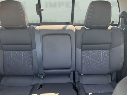 Used 2025 Nissan Frontier SV w/ SV Convenience Package RWD image 11