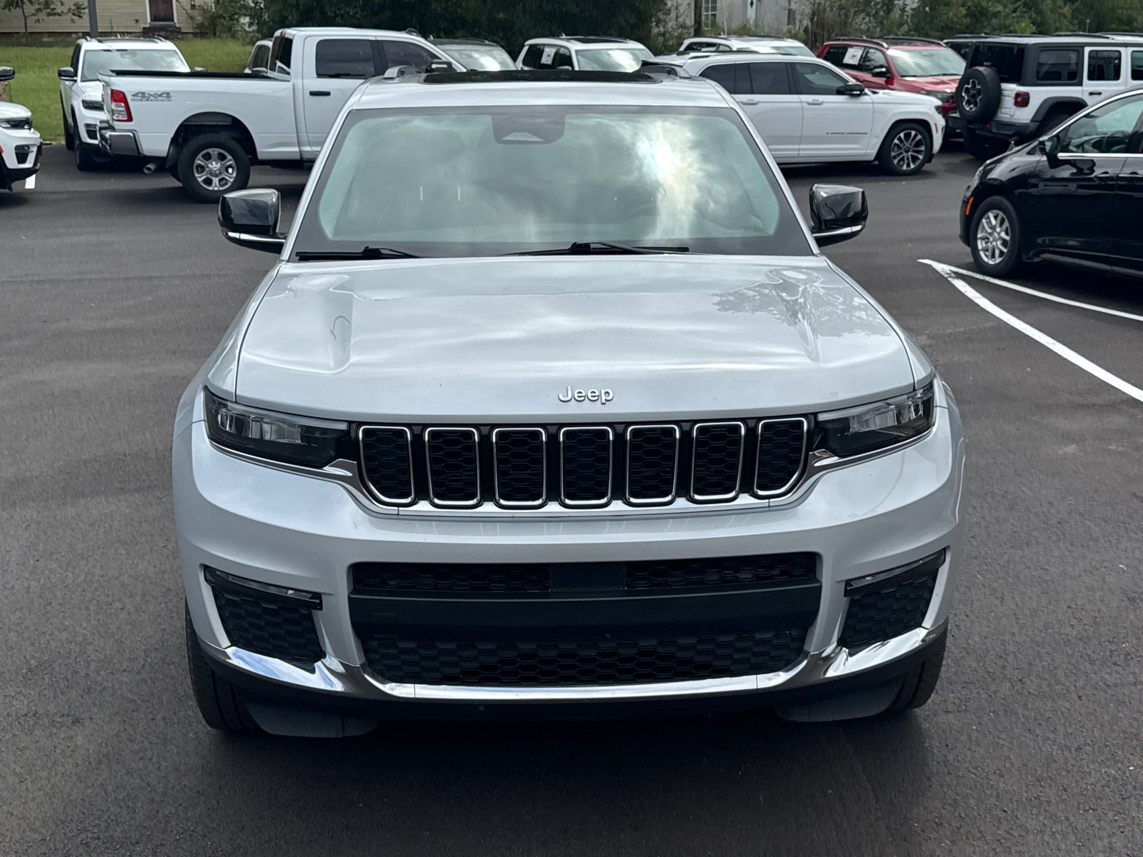 Used 2022 Jeep Grand Cherokee L Limited AWD/4WD image 2