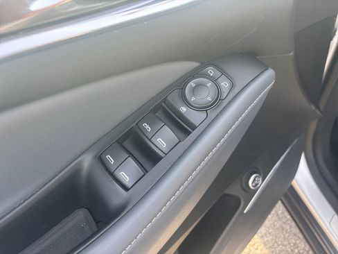 Used 2021 Buick Enclave Essence image 16