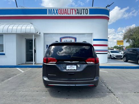 Used 2019 Chrysler Pacifica Touring-L FWD image 23