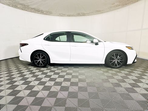 Used 2023 Toyota Camry SE FWD image 2