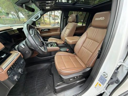 Used 2025 Chevrolet Suburban High Country AWD/4WD image 14