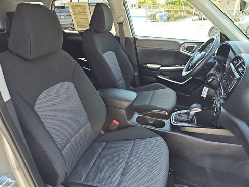 Used 2024 Kia Soul LX w/ Option Group 015 FWD image 10