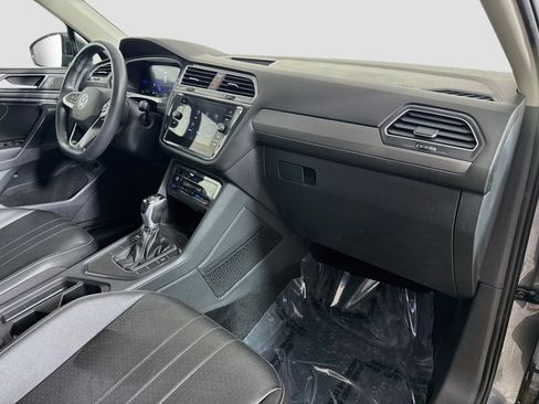 Used 2024 Volkswagen Tiguan SE FWD image 30