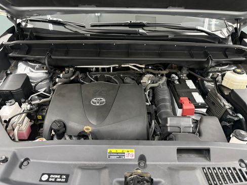 Used 2022 Toyota Highlander XLE AWD/4WD image 8