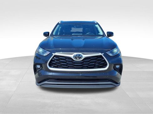 Used 2023 Toyota Highlander XLE image 2
