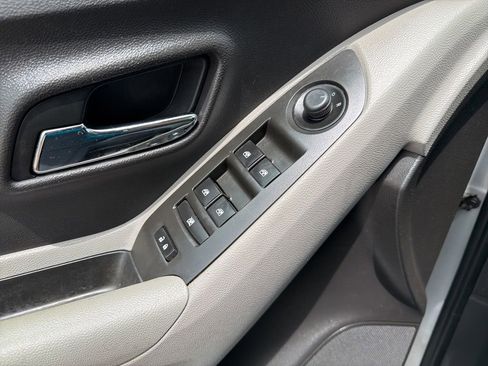 Used 2016 Chevrolet Trax LS FWD image 25