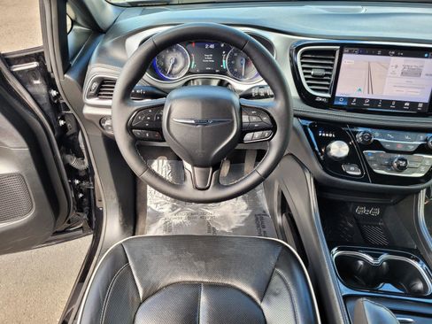 Used 2025 Chrysler Pacifica Limited image 19