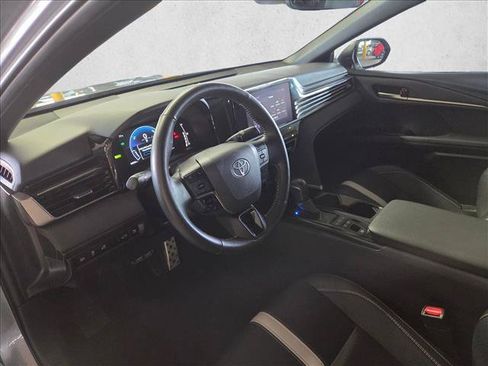 Used 2025 Toyota Camry SE w/ Convenience Package FWD image 9