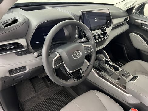 Used 2026 Toyota Highlander Platinum AWD/4WD image 17