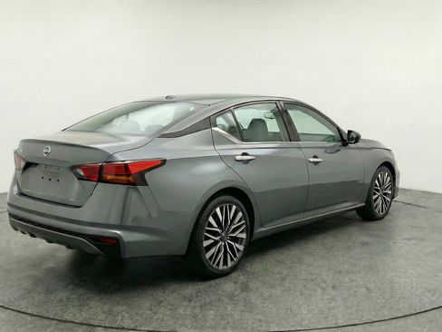 Used 2025 Nissan Altima 2.5 SV image 9