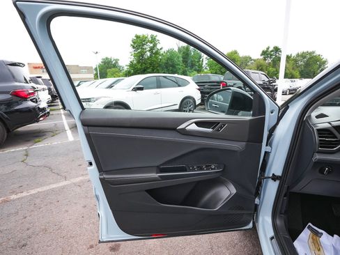 Used 2025 Volkswagen Taos SE AWD/4WD image 10