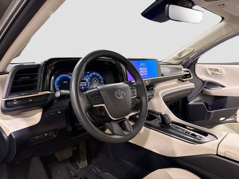 Used 2023 Toyota Crown image 4