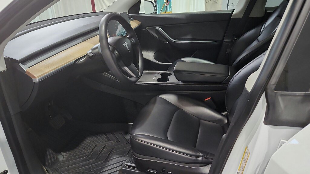 Used 2022 Tesla Model Y Long Range AWD/4WD image 23