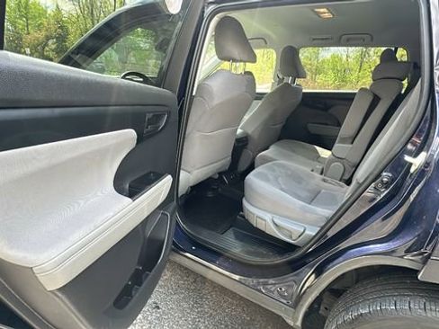 Used 2020 Toyota Highlander LE AWD/4WD image 33